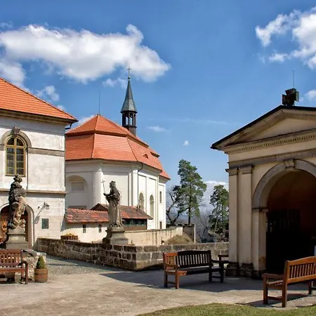 Panzió Villa Follemira Cz - Kitchen - Garden - Cesky Raj